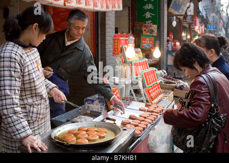 Ein Shop Kochen und verkaufen traditionelle Kuchen muslimischen Hui in einem Imbiss in Xian in China. Stockfoto