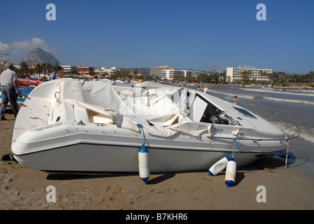 Boote & Geröll angespült Playa Arenal nach Sturm, Okt. 2007, Javea, Provinz Alicante, Comunidad Valenciana, Spanien Stockfoto