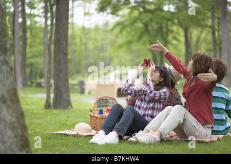 Männer und Frauen mit einem Picknick Stockfoto