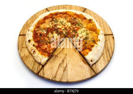 Pizza Margherita auf weißem Hintergrund Stockfoto