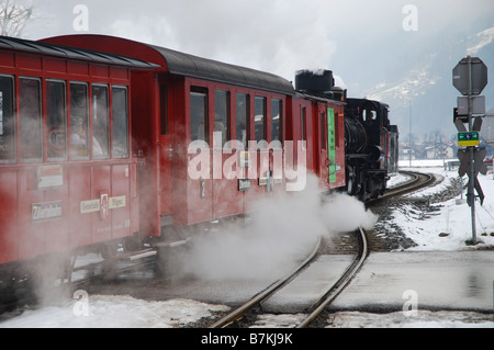 Zillertalbahn antiken Dampfeisenbahn mit Lok Motor in Mayrhofen Zillertal Tirol Österreich Stockfoto