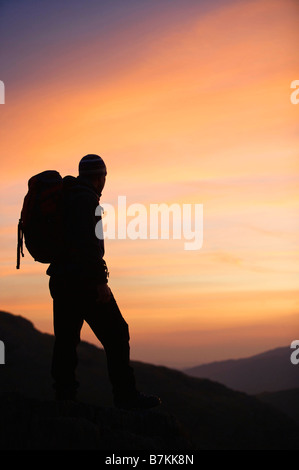 Wanderer, Blick auf den Sonnenaufgang. Stockfoto