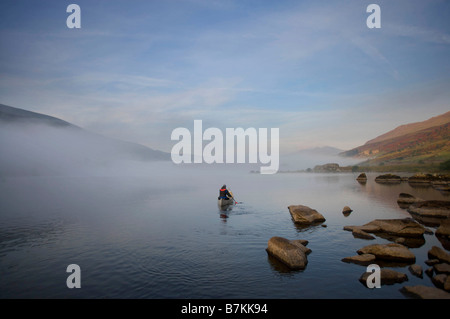 Kajakfahren im Morgennebel. Stockfoto