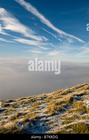 Winter-Blick über oberen Eden Valley aus Tailbrigg mit dem Tal im Nebel Rasen im Vordergrund in Raureif bedeckt Stockfoto