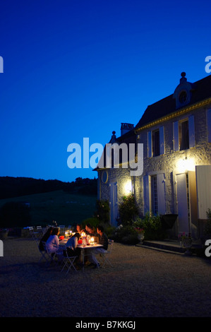 Abendessen im Freien mit Freunden Stockfoto