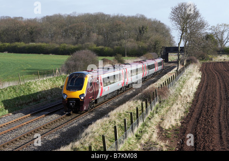 Arriva Cross Country Voyager Anzahl 220 028 übergibt Spetchley Worcestershire mit 07 23 Newcastle Bristol Temple Meads 01 04 08 Stockfoto