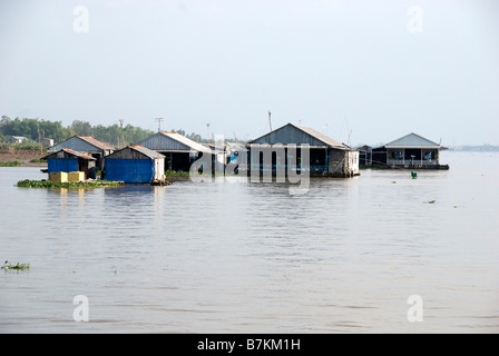 Schwimmende Häuser für die Fischer auf die Bassac River in der Nähe von Long Xuyen in der Mekong-Delta-Region von Vietnam Stockfoto