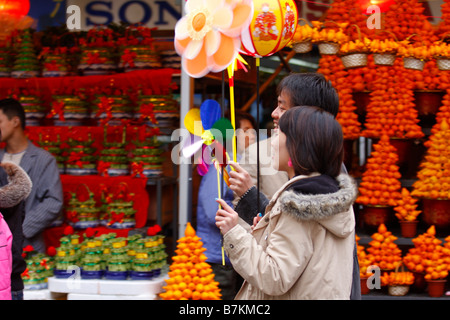 Goldene Früchte auf Dicplay in Guangzhou Blumenmarkt für das chinesische Neujahr Stockfoto