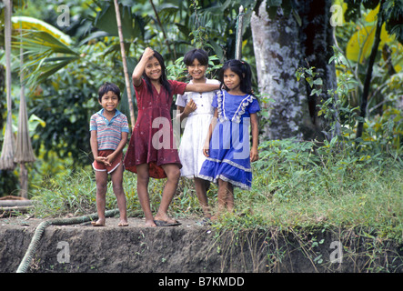 Eine Gruppe von jungen indischen Kindern am Ufer des kleinen Nebenfluss des Amazonas-Flusses in einem Regenwald im Amazonasbecken Stockfoto