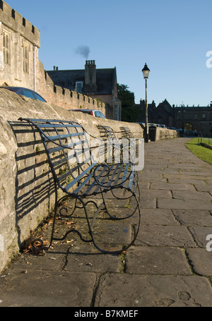 Schmiedeeiserne Bänke auf alten Pflaster bei strahlendem Sonnenschein Stockfoto