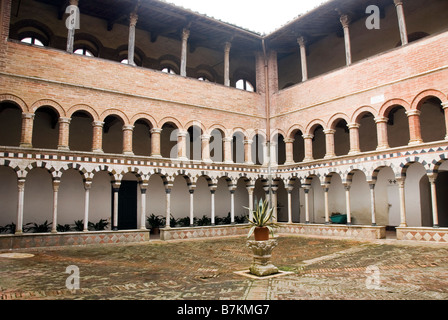 Die selten gesehene Kreuzgang in Torri, einer kleinen Stadt in der Provinz Siena. Der romanische Stil hat drei Registern Stockfoto