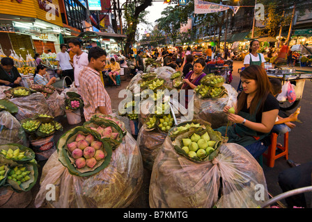 Stall Blumenhändler verbindlich geschlossen Lotusblumen für devotional Angebote auf Pak Khlong Talad Blumenmarkt Bangkok Thailand Stockfoto