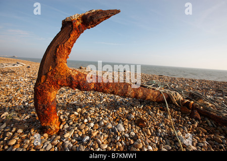 Nahaufnahme von einem rostigen Anker an einem Strand Stockfoto