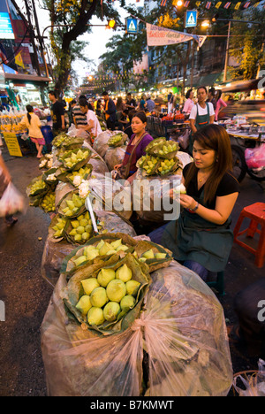 Stall Blumenhändler verbindlich geschlossen Lotusblumen für devotional Angebote auf Pak Khlong Talad Blumenmarkt Bangkok Thailand Stockfoto