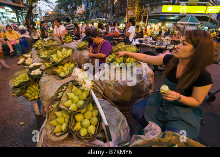 Stall Blumenhändler verbindlich geschlossen Lotusblumen für devotional Angebote auf Pak Khlong Talad Blumenmarkt Bangkok Thailand Stockfoto