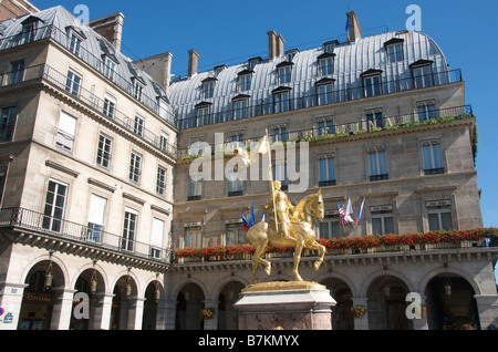 Statue von Jeanne d ' Arc / Jeanne d ' Arc in der Place des Pyramides, von Rivoli Straße, Paris - mit dem Hotel Regina hinter Stockfoto