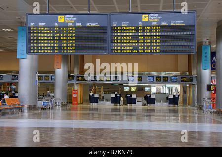 Flughafen terminal Airline an- und Abflüge an Bord Reisende Flughafen Reina Sofia im Süden Teneriffa Kanarische Inseln Stockfoto