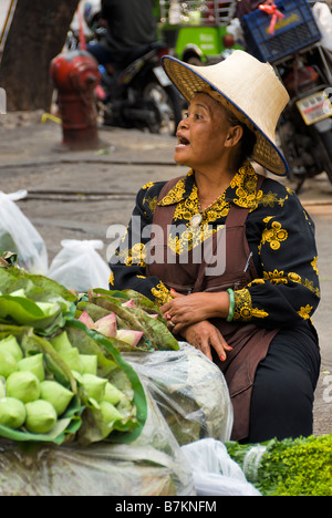 Thai Lotus-Blume-Dame im Chat auf Pak Khlong Talad Blumenmarkt Bangkok Thailand Stockfoto