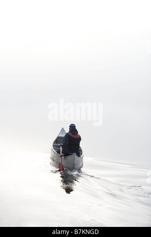 Kajakfahren im Morgennebel. Stockfoto