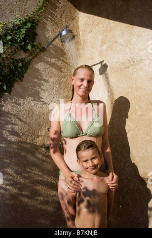 Mutter und Sohn in der Dusche Stockfoto
