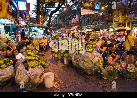 Stall Blumenhändler verbindlich geschlossen Lotusblumen für devotional Angebote auf Pak Khlong Talad Blumenmarkt Bangkok Thailand Stockfoto