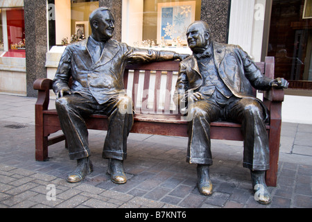 Bronze-Statue von Sir Winston Churchill und Roosevelt ein Schwätzchen, Old Bond und New Bond Street, London. Jan 2009 Stockfoto