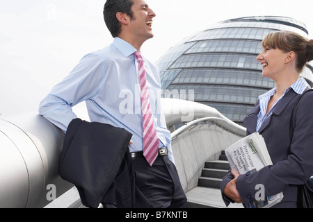 Zwei Büroangestellte außerhalb sprechen Stockfoto