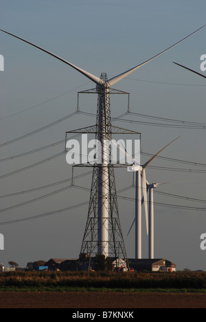 Bauernhof Windkraftanlagen & Strommasten in der Nähe von Dungeness in Kent England Stockfoto