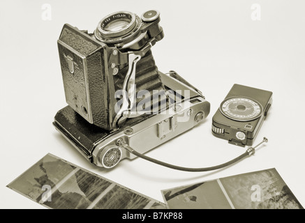 Die antiquarischen durchschnittlichen Format Kamera Belichtung Messgerät mit Streifen von negativen. Stockfoto