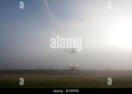 Passagier-Jet Landung über Lichter im Winternebel Stockfoto