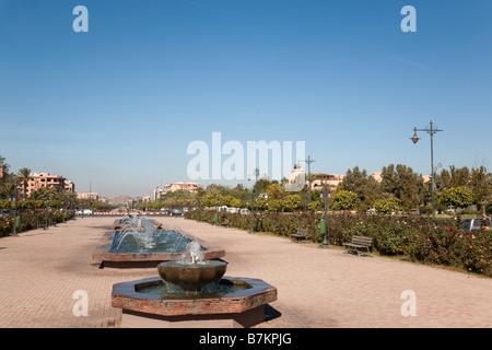 Marrakesch Marokko Nordafrika Brunnen und Rosengärten an der Avenue Mohammed VI road Stockfoto