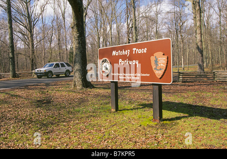 Ein Blick auf ein Zeichen entlang der Natchez Trace und Natchez Trace Parkway in Tennessee. Stockfoto