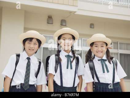 Grundschüler stehen Side-by-side Stockfoto