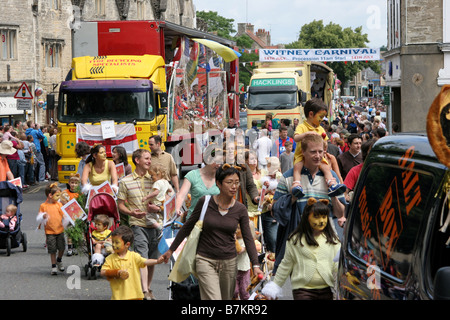 Witney Karnevalsumzug durch die Stadt 2008 Stockfoto