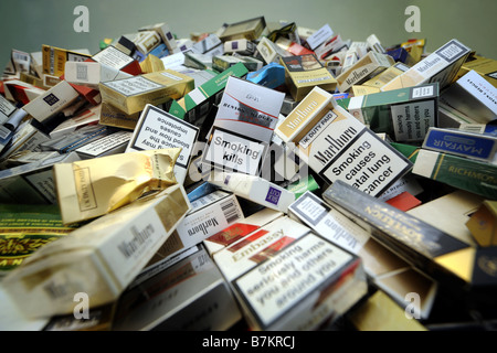 VERSCHIEDENEN ENTSCHIED UK ZIGARETTENPACKUNGEN ZEIGEN WARNSCHILDER. Stockfoto