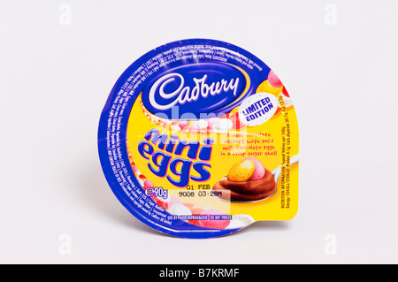 Eine Nahaufnahme von Cadburys Mini Schokoladeneier Dessert gemacht von Cadbury auf weißem Hintergrund Stockfoto