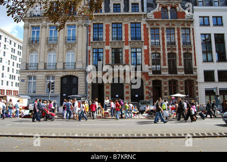 Marktstände und Besucher entlang Fassade de Esplanade am Braderie von Lille Frankreich Stockfoto