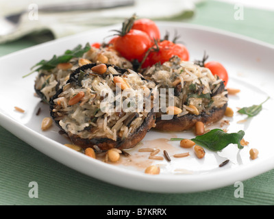 Gorgonzola und Reis gefüllte flache Pilze Stockfoto