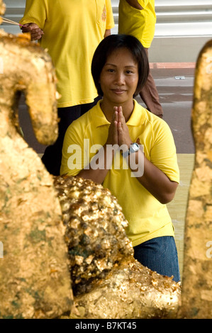 Traditionelle 'Begrüßung in einem buddhistischen Tempel, Thailand Stockfoto