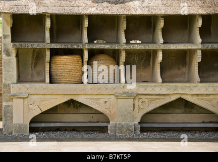 The Hartpury Bee Shelter, Gloucestershire, Großbritannien. Ein seltenes Steinbauwerk, das um 1830 gebaut wurde, um Strohbienenschrecke (Bienenstöcke) zu beherbergen Stockfoto