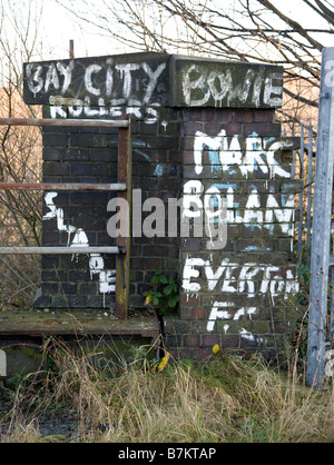 70er Jahre Graffiti auf einer alten Brücke. Marc Bolan, Bowie Stockfoto