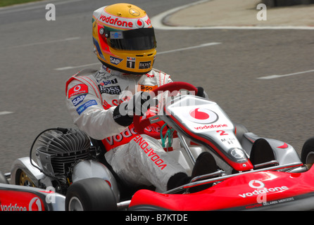 Lewis Hamilton genießt einen Run Out in einem Kart im Daytona Karting Milton Keynes. Stockfoto