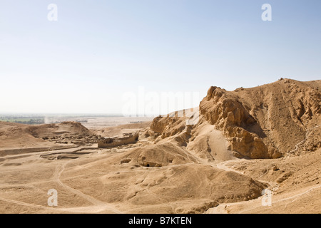 Blick über die thebanischen Berge am Westufer des Nils, mit Blick auf Deir el Medina und ptolemäischen Tempel, Luxor, Ägypten Stockfoto