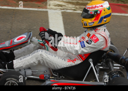 Lewis Hamilton genießt einen Run Out in einem Kart im Daytona Karting Milton Keynes. Stockfoto