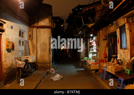 Gasse China chinesische Bequemlichkeit Kultur beleuchtet schwach emergenten Markt Märkte Guangzhou Haus Einkommen Lücke Lane Lifestyl Stockfoto