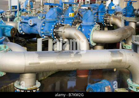 Metallrohre Rohrleitungen elektrische Pumpen und Ventile Stockfoto