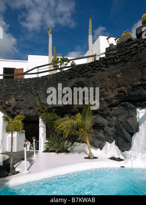 Der Swimming Pool in einer vulkanischen Blase des Cesar Manrique Foundation Lanzarote Kanarische Inseln Stockfoto