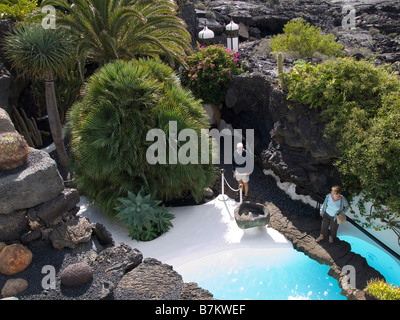 Blick hinunter in den Schwimmbad-Bereich in einer vulkanischen Blase des Cesar Manrique Foundation Lanzarote Kanarische Inseln Stockfoto