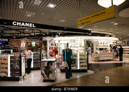 Luxusgüter / Chanel Parfüm / Parfümerie / Kosmetik-Shop / Filiale in Abfahrt lounge am Flughafen London Heathrow Terminal 3. Stockfoto