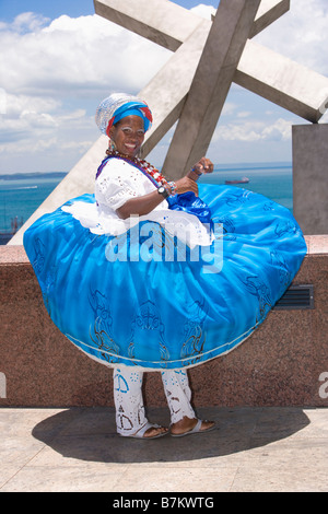 Mädchen tragen brasilianischen nationalen Kleid aus weißer Spitzenbluse und Hose mit Türkis blauer Rock Stockfoto